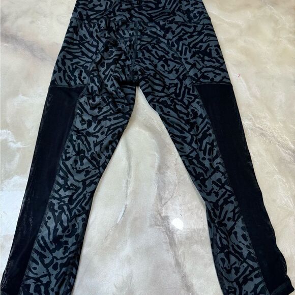 Lululemon Hot to Street Crop Biggie Brushed Animal Coal Black Legging Size 4 EUC - Picture 9 of 11